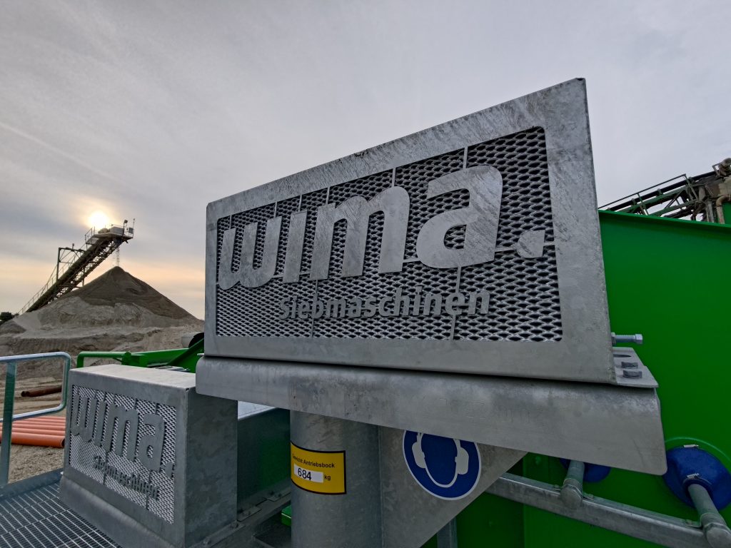 WIMA szitagép motorburkolatai közelnézetben kavicsbánya környezetben